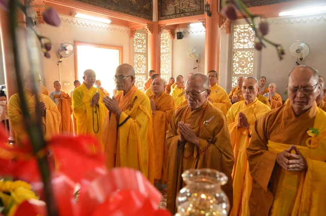 Hòa thượng Thích Huệ Trí và chư tôn đức trong tông môn tưởng niệm