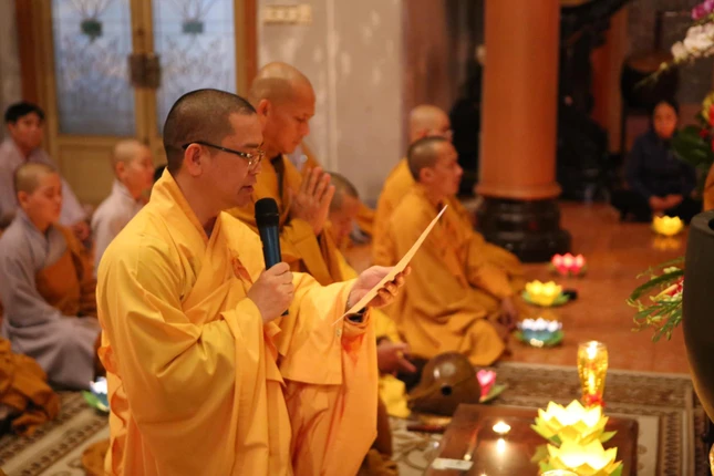Đại đức Thích Nhuận Từ dâng lời tưởng niệm trong lễ thắp nến tri ân