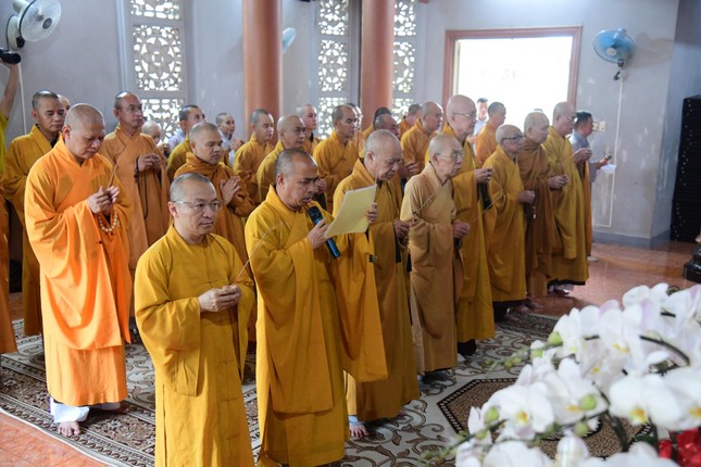 Chư tôn đức thắp hương cầu nguyện