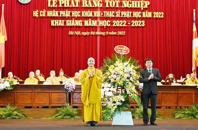 Ban Tôn giáo Chính phủ tặng hoa