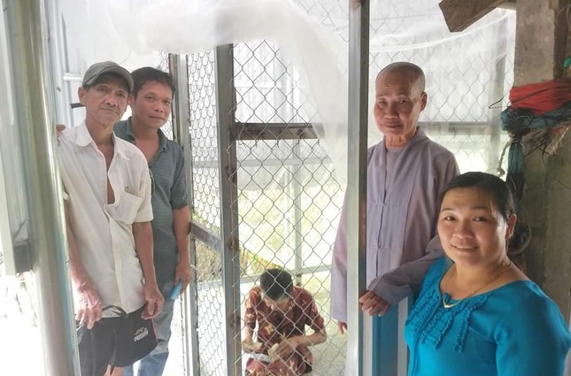 Ni sư Thích nữ Tâm Hiếu cùng đại diện chính quyền địa phương trao nhà cho bà Phan Thị Nga