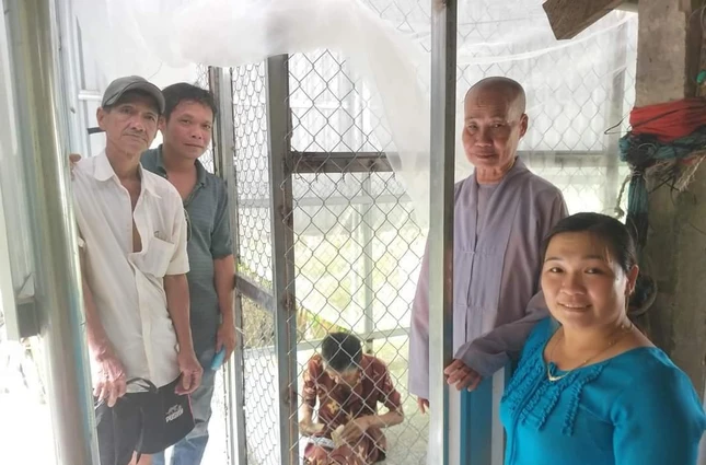 Ni sư Thích nữ Tâm Hiếu cùng đại diện chính quyền địa phương trao nhà cho bà Phan Thị Nga