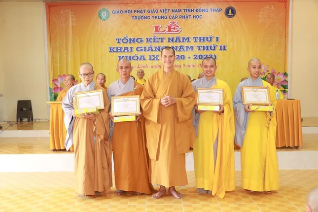 Trao Giấy khen cho những cá nhân có thành tích học tập tốt