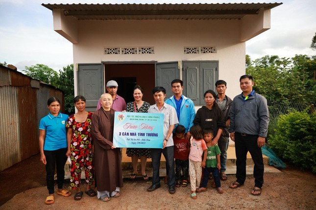 Ni sư Thích nữ Huệ Dâng và các nhà hảo tâm trao tặng nhà tình thương Ni sư Thích nữ Huệ Dâng và các nhà hảo tâm trao tặng nhà tình thương