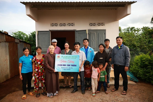 Ni sư Thích nữ Huệ Dâng và các nhà hảo tâm trao tặng nhà tình thương Ni sư Thích nữ Huệ Dâng và các nhà hảo tâm trao tặng nhà tình thương