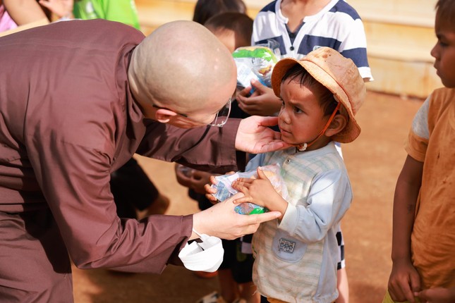 Ni sư trụ trì chùa Long Phước tận tay trao quà cho các em nhỏ Ni sư trụ trì chùa Long Phước tận tay trao quà cho các em nhỏ