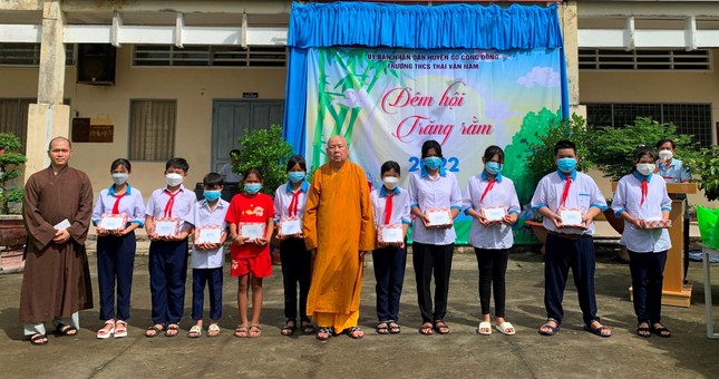 Các em học sinh Trường THCS Thái Văn Nam nhận quà