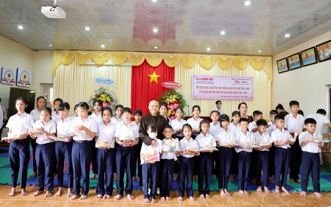 Ni sư Thích nữ Hương Nhũ ttrao quà đến các em học sinh tại trung tâm