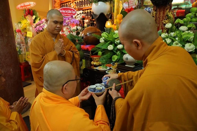 Dâng trà cúng dường