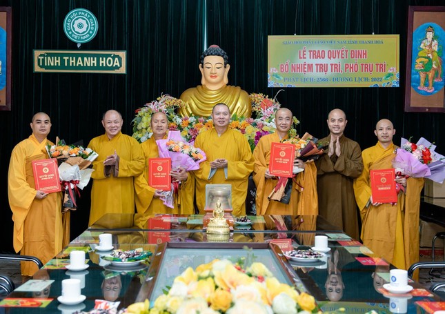 Lãnh đạo Ban Trị sự GHPGVN tỉnh Thanh Hóa trao quyết định, tặng hoa chúc mừng các vị tân trụ trì và phó trụ trì