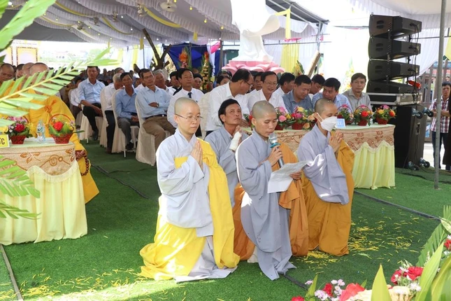 Sư cô Thích nữ Huệ Nghiêm dâng lời phát nguyện