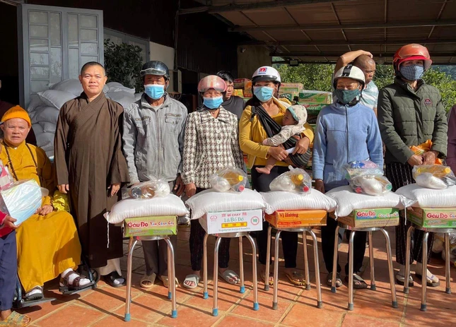 Trao quà đến bà con nghèo tại xã Hiệp An, huyện Đức Trọng, tỉnh Lâm Đồng