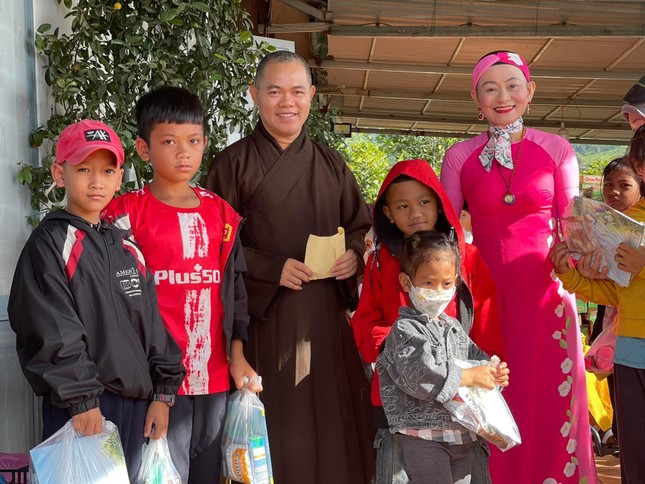 Thượng tọa Thích Quảng Pháp tặng quà đến các em học sinh