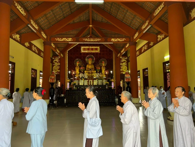 Phật tử niệm Phật, kinh hành