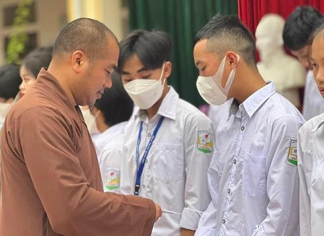 Trao học bổng cho các em học sinh tại Trường THPT Tương Dương 1