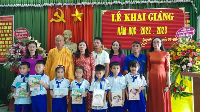 Chư Tăng chùa An Thái và chính quyền xã Quỳnh Long trao quà cho các em học sinh