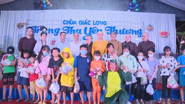 Các em nhỏ nhận quà tại chùa Giác Long