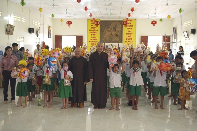 Đoàn trao quà tại chùa Giác Nguyên - Ảnh: Huy Thế