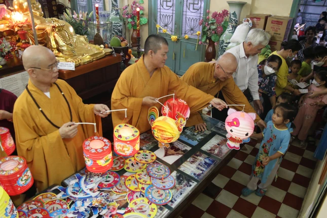 Chư tôn đức tặng lồng đèn và quà Trung thu cho các em thiếu nhi