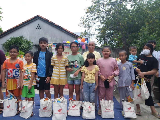 Các em thiếu nhi nhận quà tại chùa Liên Hoa