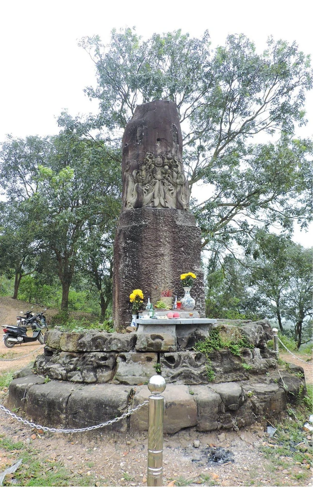 Di tích cột đá chạm rồng thời Lý tại chùa Dạm (huyện Quế Võ, Bắc Ninh)