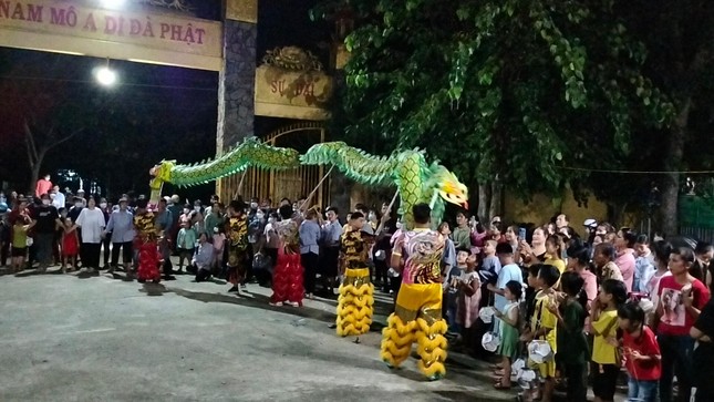 Các em thiếu nhi hào hứng theo dõi tiết mục múa lân