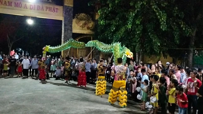 Các em thiếu nhi hào hứng theo dõi tiết mục múa lân