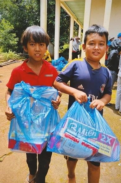 Em vui nhận quà tại chương trình "Trung thu cho em"