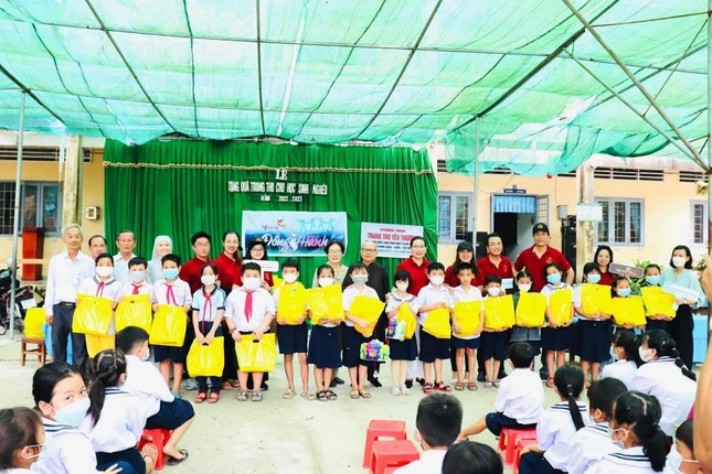 Chùa Bửu Long tặng quà các em có hoàn cảnh khó khăn nhân dịp Tết Trung thu