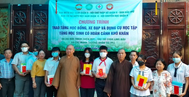 Tặng học bổng đến các em học sinh có hoàn cảnh khó khăn trên địa bàn phường 5, quận 8