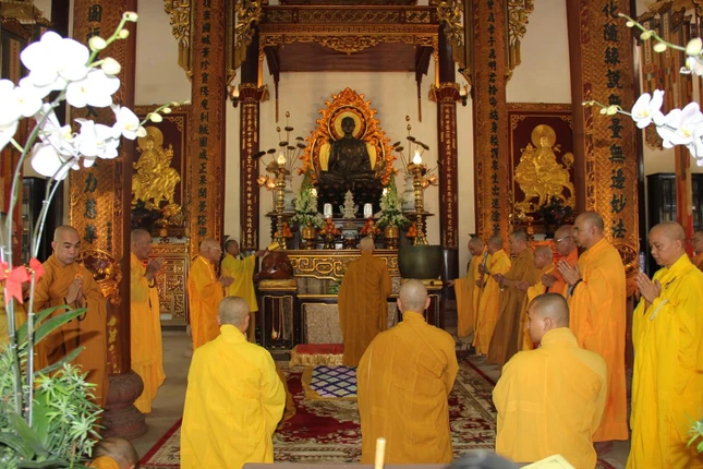 Chư tôn đức cử hành lễ cúng ngọ tại chánh điện tổ đình Từ Đàm Chư tôn đức cử hành lễ cúng ngọ tại chánh điện tổ đình Từ Đàm