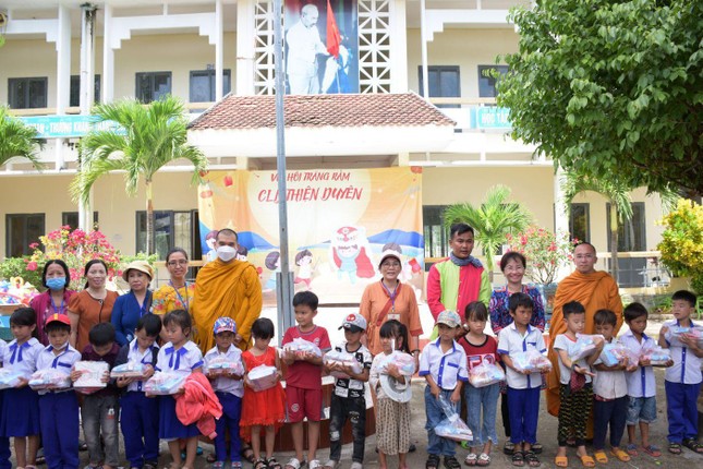 Tặng quà trung thu cho các em học sinh tiểu học
