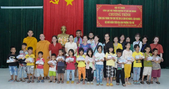 Câu lạc bộ Thiên Duyên tặng quà trung thu cho các em nhỏ tại UBND phường Yên Thế