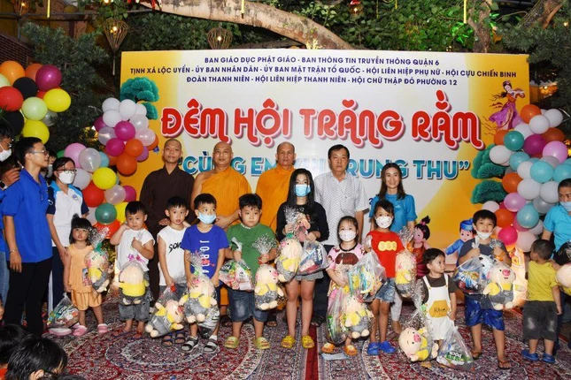 Chư Tăng tịnh xá Lộc Uyển trao quà cho các em thiếu nhi tại địa phương