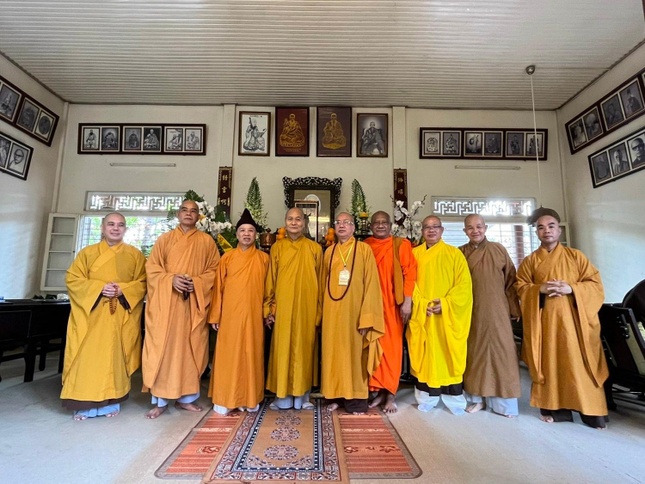 Ban Giáo dục Phật giáo Trung ương chụp hình lưu niệm trong buổi dâng hương tưởng niệm cố Trưởng lão Hòa thượng Thích Thiện Siêu