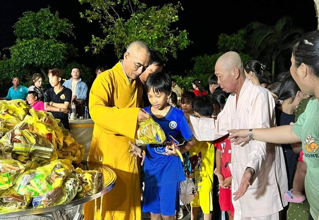 Thượng tọa Thích Thiện Quý tặng quà cho các em thiếu nhi