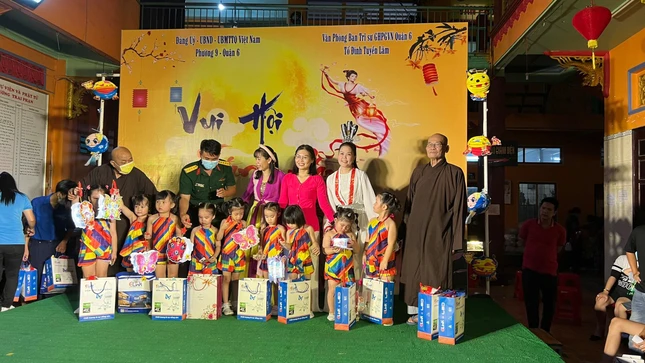 Các em nhỏ nhận quà tại chùa Tuyền Lâm