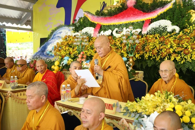 Hòa thượng Thích Nhật Quang ban huấn từ