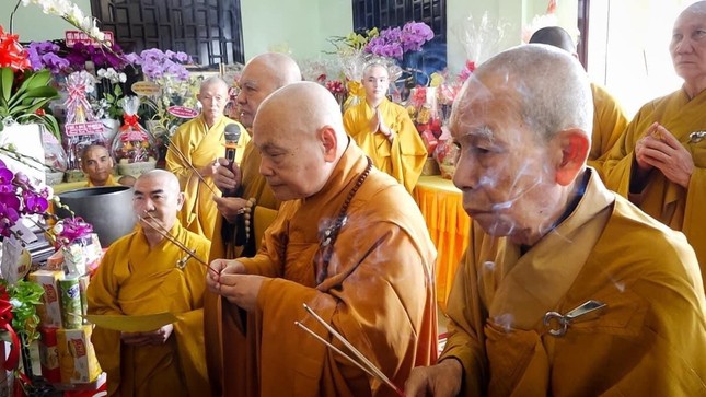 Chư tôn giáo phẩm thắp hương tưởng niệm Chư tôn giáo phẩm thắp hương tưởng niệm