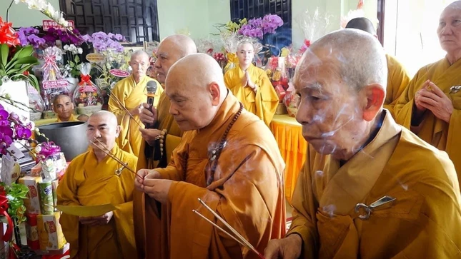 Chư tôn giáo phẩm thắp hương tưởng niệm