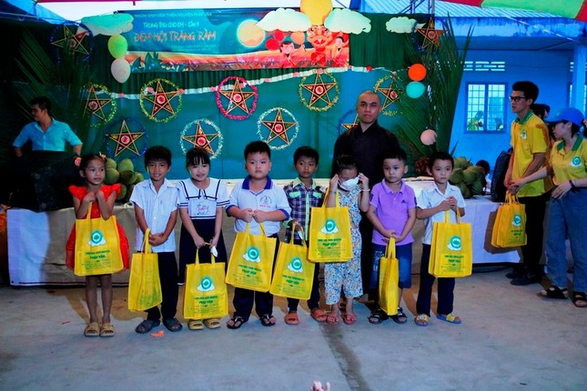 Đại đức Thích Minh Lộc trao quà đến các em học sinh tại Trường Tiểu học Hòa Lợi