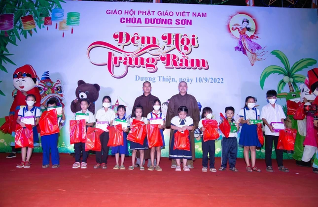 Chư Tăng trao học bổng cho các em