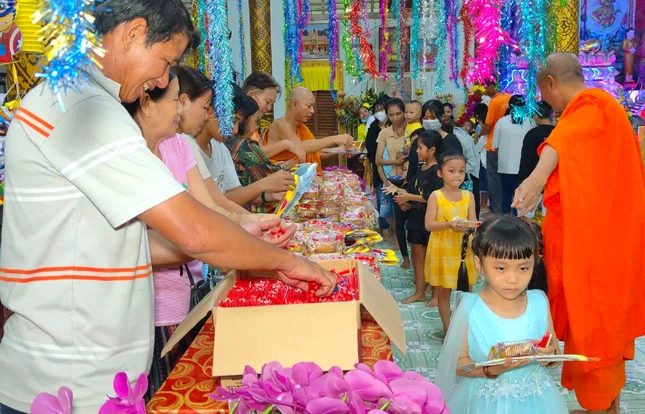 Các em thiếu nhi nhận quà tại chùa Hạnh Phúc Tăng