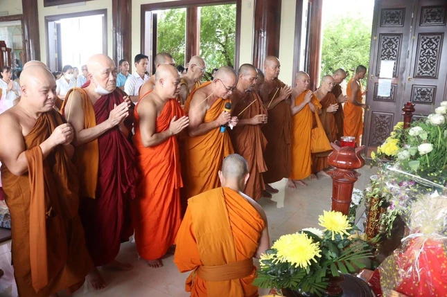 Chư tôn đức thắp hương cầu nguyện