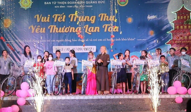 Đại đức Thích Thông Châu, trụ trì chùa Quảng Đức và Ban Từ thiện Đoàn sinh Quảng Đức tặng xe đạp đến các em học sinh Đại đức Thích Thông Châu, trụ trì chùa Quảng Đức và Ban Từ thiện Đoàn sinh Quảng Đức tặng xe đạp đến các em học sinh