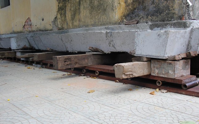 Hệ thống đa kiềng nâng toàn bộ ngôi chánh điện để chịu lực trong quá trình di chuyển