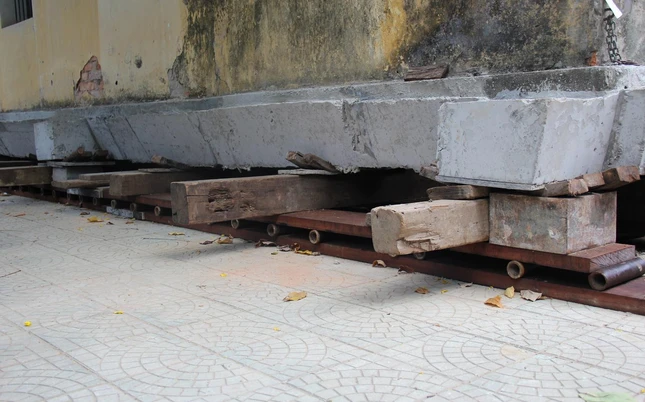 Hệ thống đa kiềng nâng toàn bộ ngôi chánh điện để chịu lực trong quá trình di chuyển