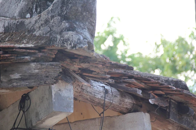 Gỗ và mái lợp đã xuống cấp trầm trọng