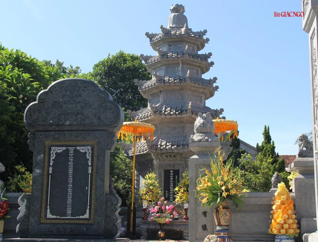 Bảo tháp cố Trưởng lão Hòa thượng Thích Huệ Ấn trong khuôn viên chùa Phổ quang Bảo tháp cố Trưởng lão Hòa thượng Thích Huệ Ấn trong khuôn viên chùa Phổ quang