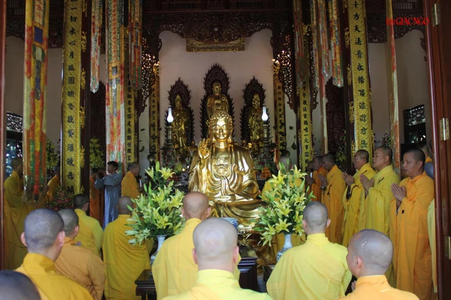 Lễ cúng ngọ tại chánh điện chùa Phổ Quang Lễ cúng ngọ tại chánh điện chùa Phổ Quang